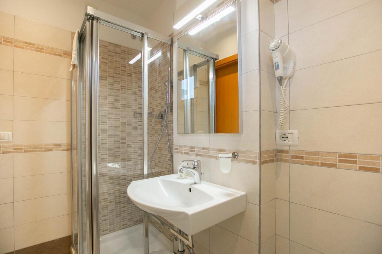 Hotel Valparaiso Ρίμινι Εξωτερικό φωτογραφία